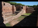 03341 ostia - regio i - insula iii - caseggiato dei molini (i,iii,1) - blick durch raum 13 ri osten.jpg